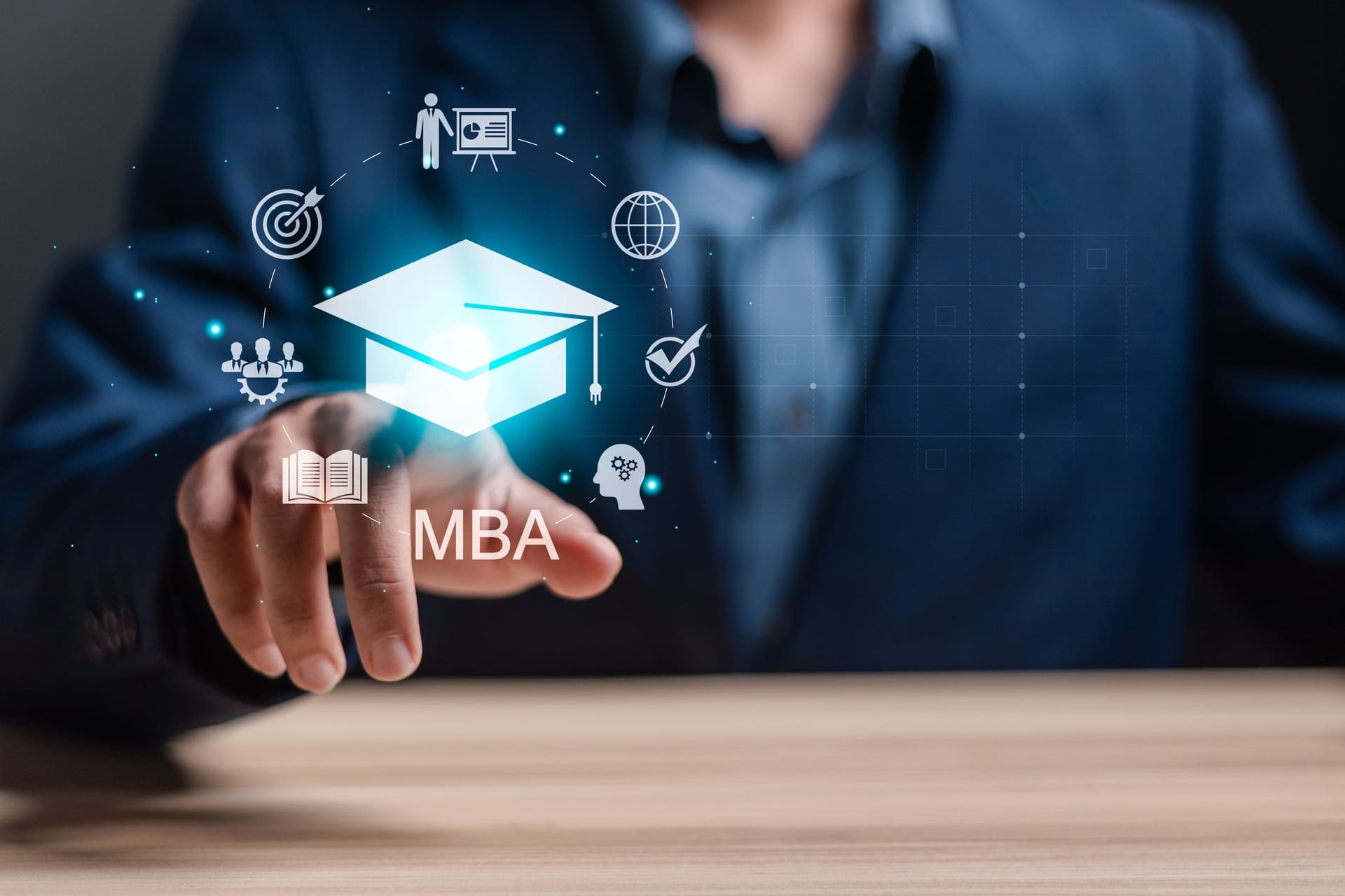 Primer plano de un dedo apuntando al centro de un ecosistema de iconos de negocios y el texto 'MBA', resumiendo de forma visual el plan de estudios y qué aprenderás en un MBA presencial.