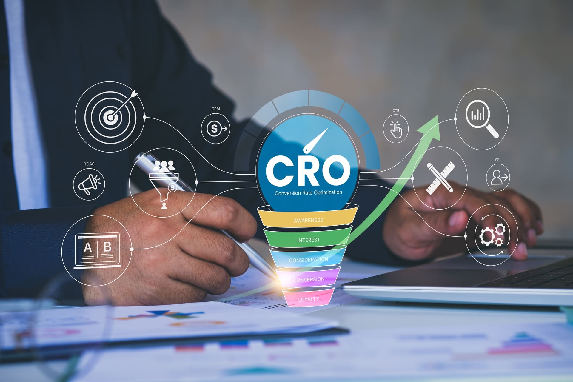 profesional trabajando en estrategias de optimización con un gráfico que ilustra los pasos de un embudo de conversión digital
