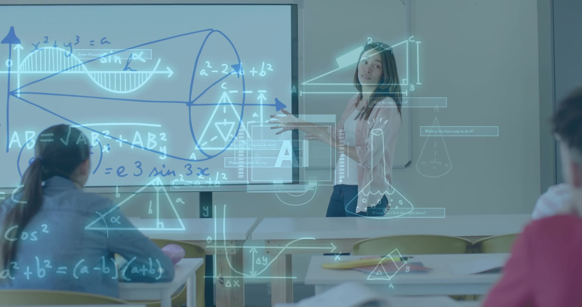 Docente explicando fórmulas matemáticas con gráficos e inteligencia artificial en la licenciatura en matemáticas