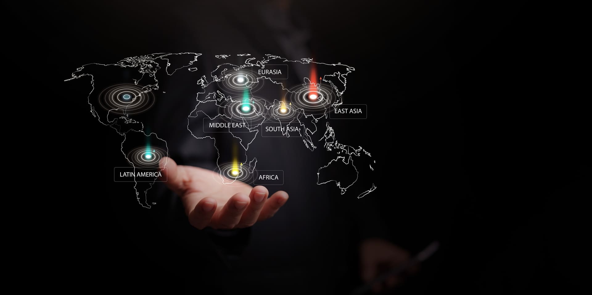 Mano sosteniendo una proyección holográfica del mapa mundi con nodos regionales interconectados para la gestión de negocios internacionales