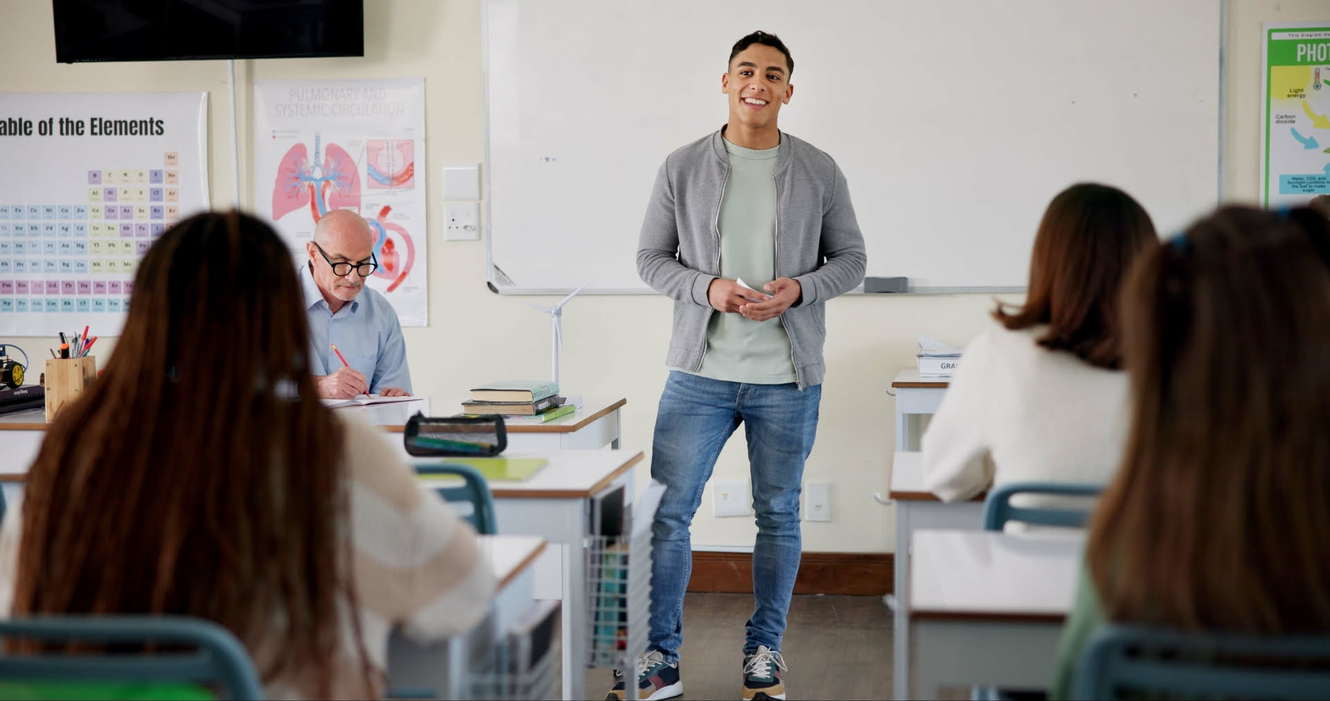 Joven exponiendo en clase universitaria