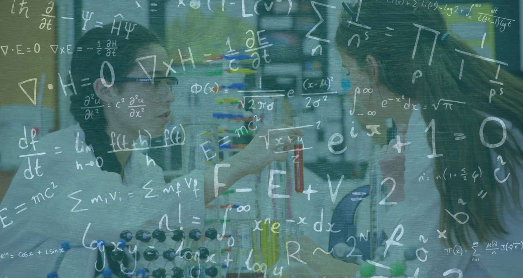 Estudiantes en laboratorio aplicando fórmulas científicas, ejemplo de aprendizaje práctico en la Licenciatura en Matemáticas.