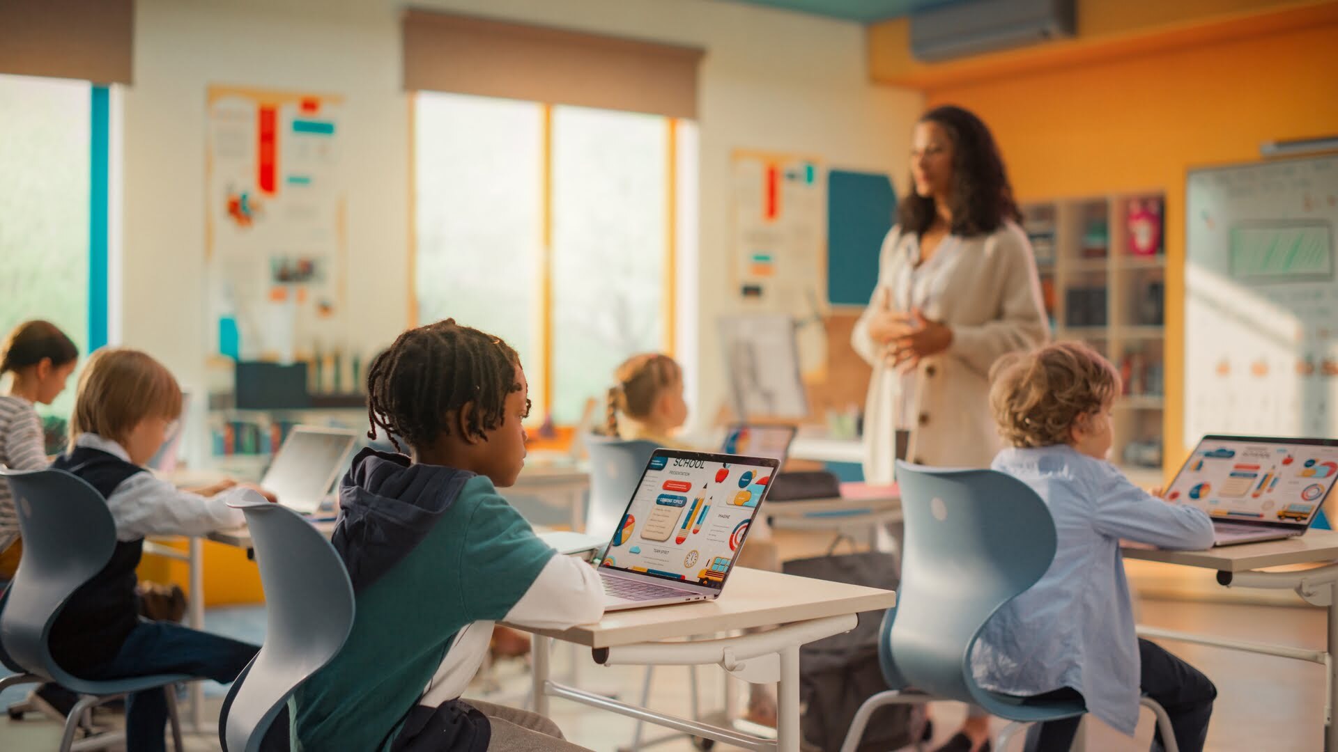 Niños aprendiendo bajo un modelo educativo moderno