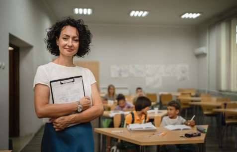 Mujer magíster en educación.