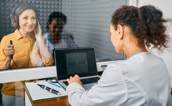 Profesional en Audiología haciendo exámenes.