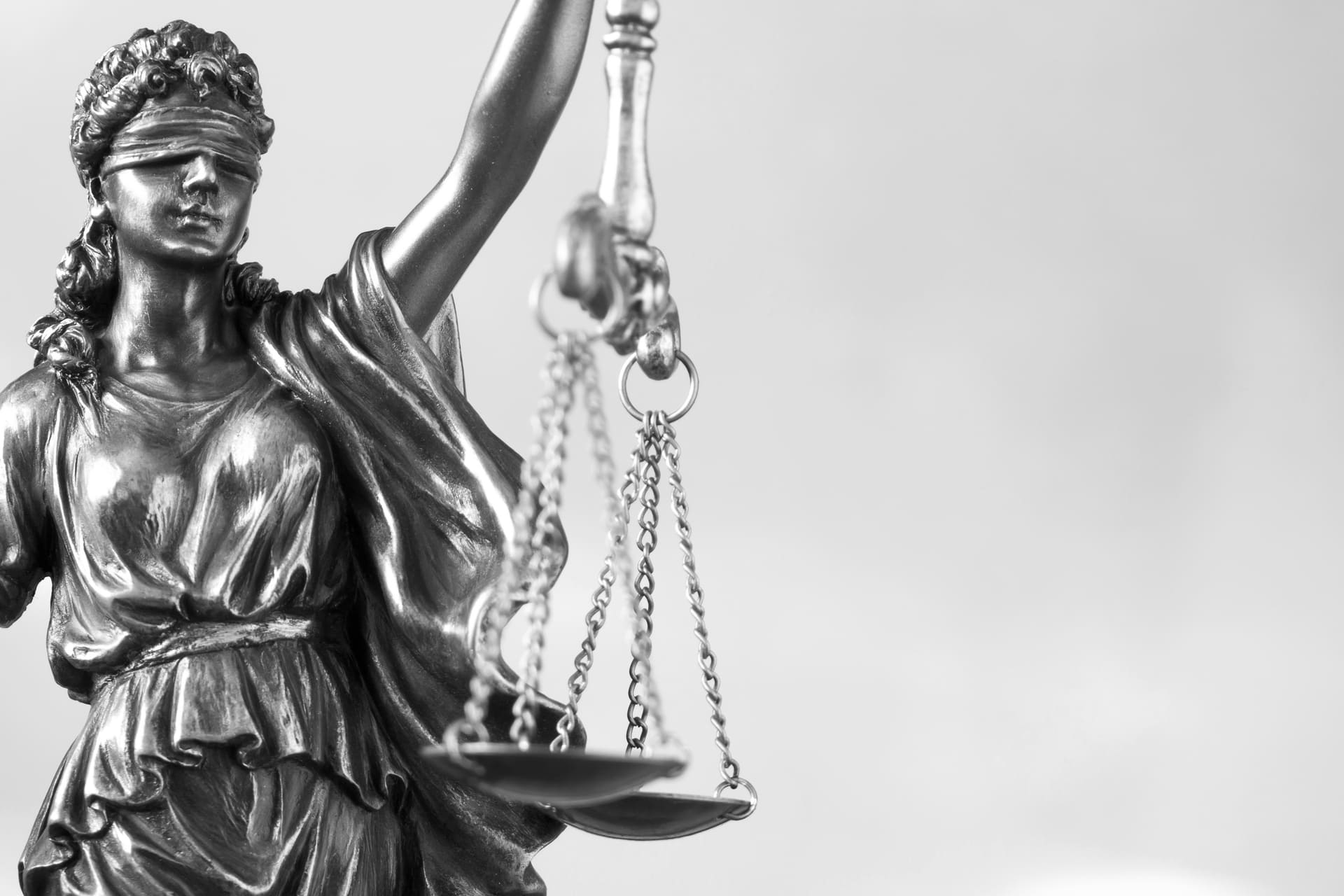 Estatua de la justicia con balanza y ojos vendados, símbolo de la imparcialidad y la equidad en los procesos de la rama judicial en Colombia y el ejercicio del derecho.