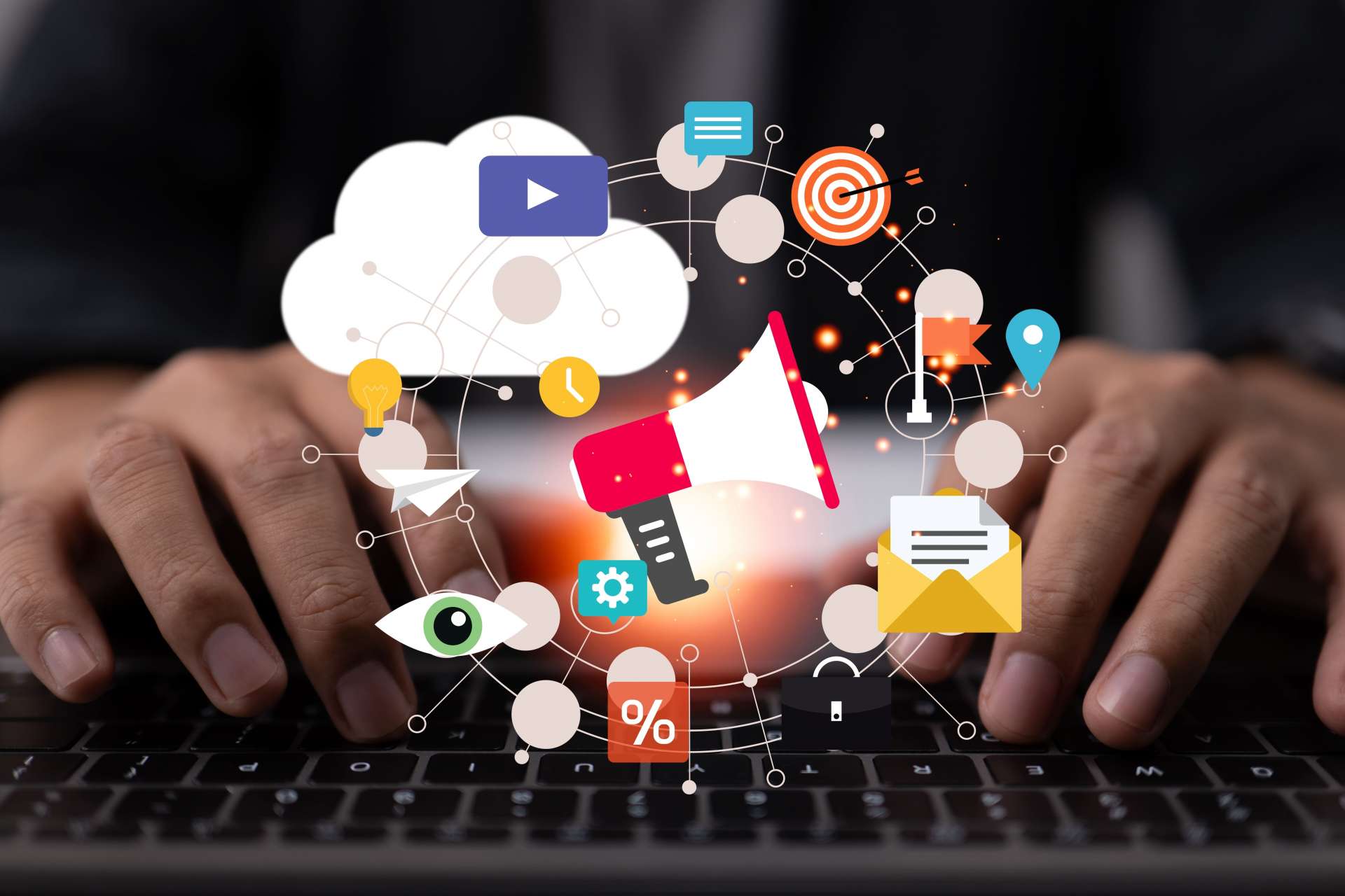 Mercadeo y publicidad virtual con herramientas digitales sobre teclado