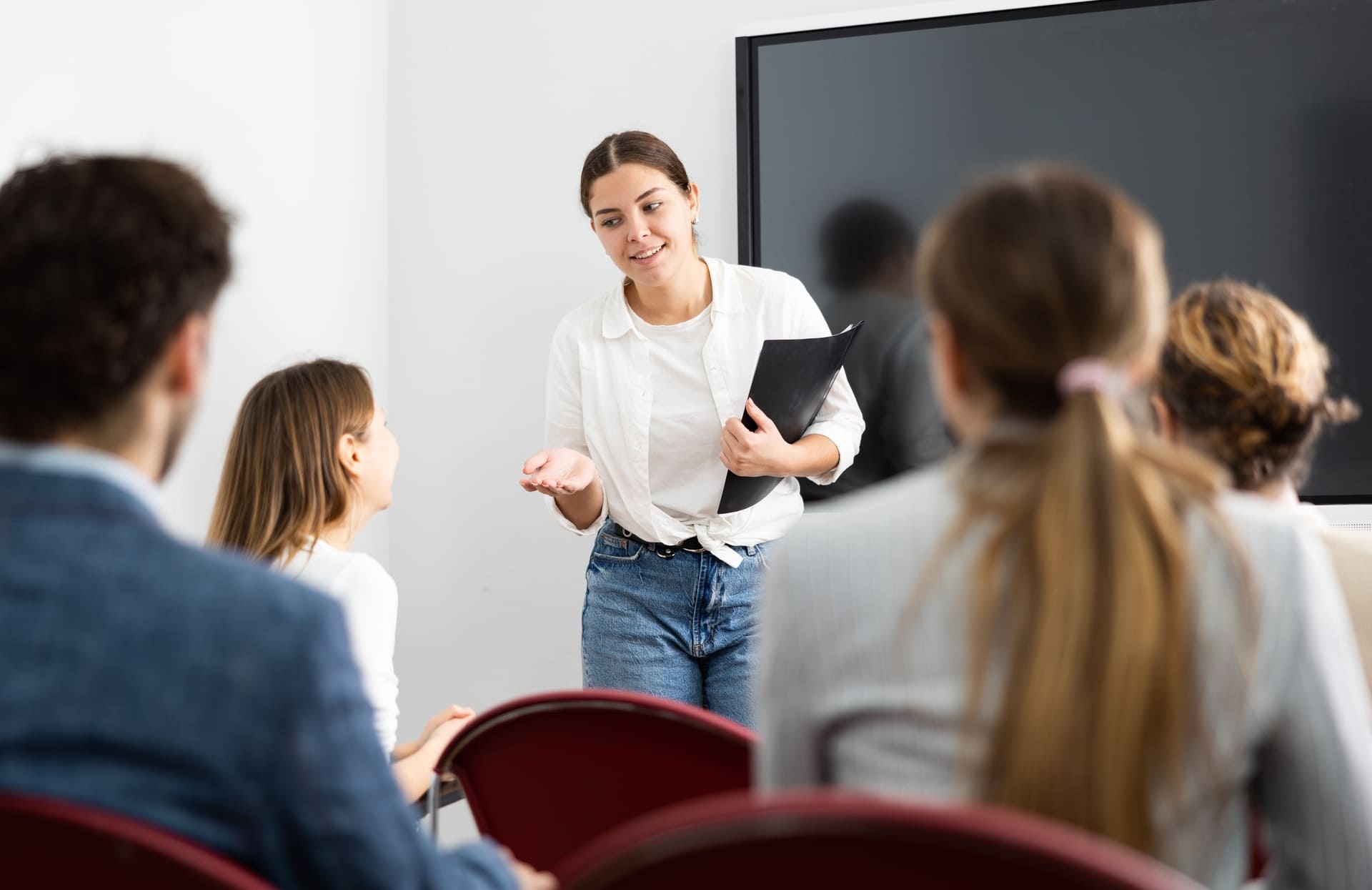 Estudiante de la Licenciatura en Humanidades exponiendo frente a su clase sobre lingüística y literatura contemporánea en el marco de los estudios de lengua castellana.
