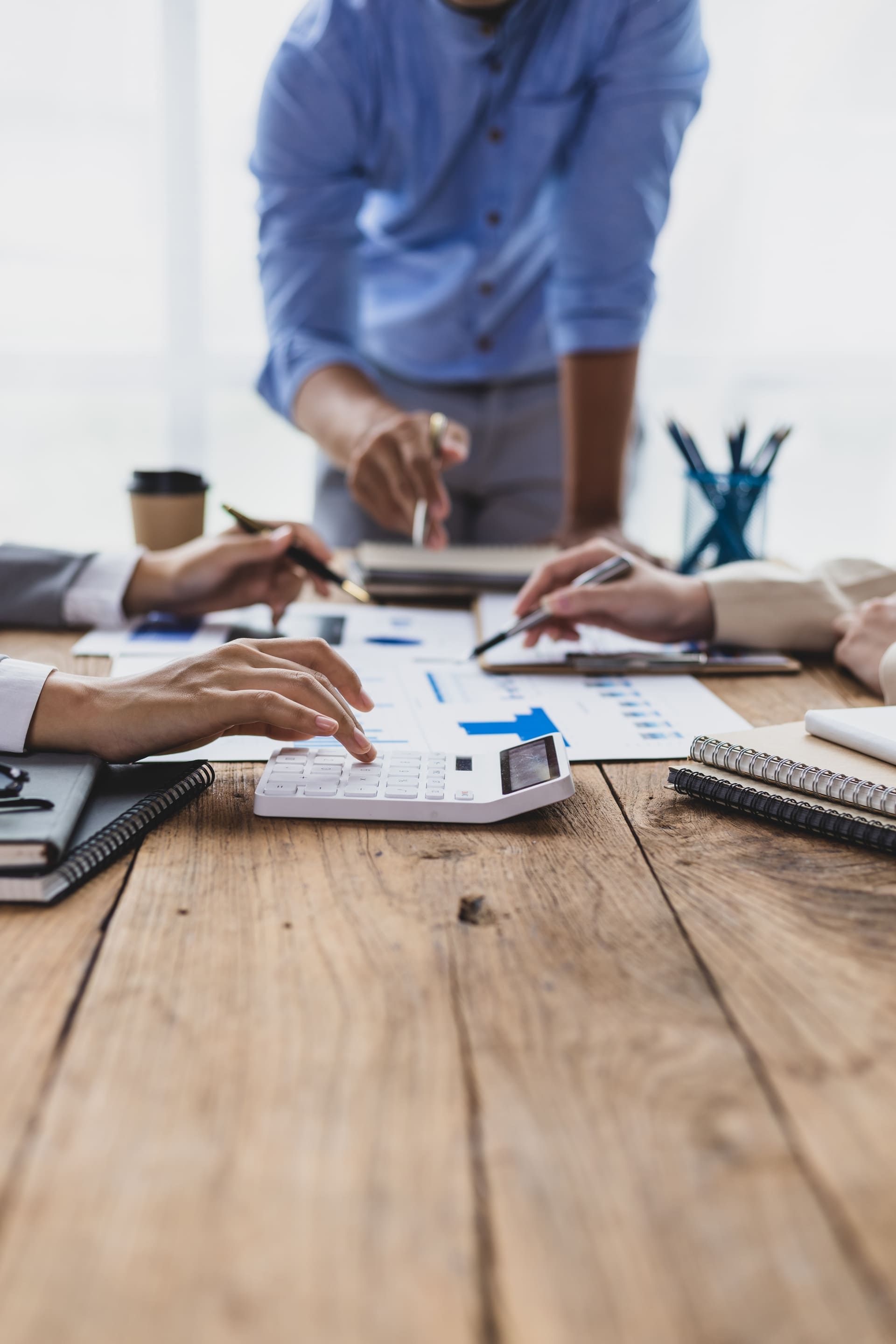 Estudiantes de Administración Financiera realizando cálculos de gestión financiera para la sostenibilidad empresarial.